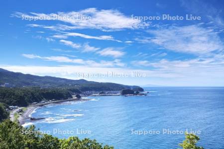 ウトロ港とオロンコ岩と三角岩とオホーツク海