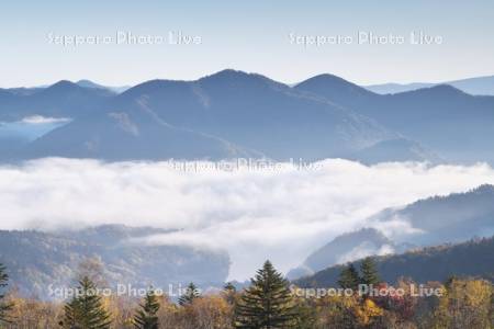 糠平湖の雲海と紅葉と東大雪の山々