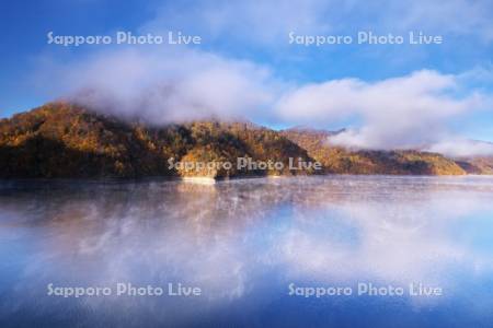 さっぽろ湖の朝霧とけあらしと紅葉
