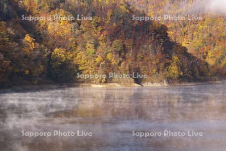 さっぽろ湖の紅葉とけあらし