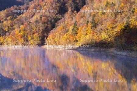 さっぽろ湖の紅葉とけあらし