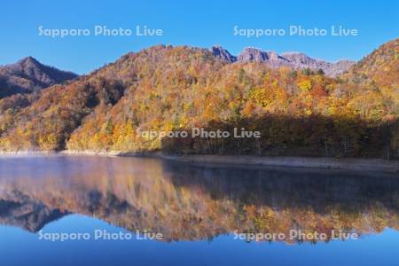 さっぽろ湖の紅葉と定山渓天狗岳