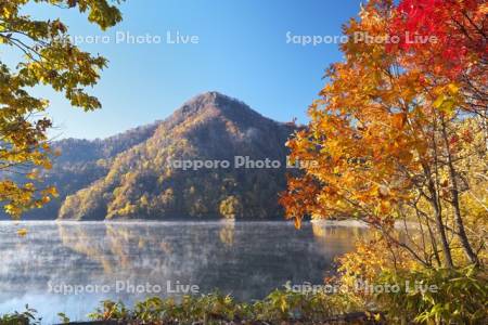 さっぽろ湖の紅葉とけあらし