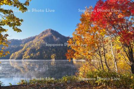 さっぽろ湖の紅葉とけあらし