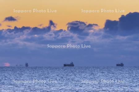 太平洋の朝と船