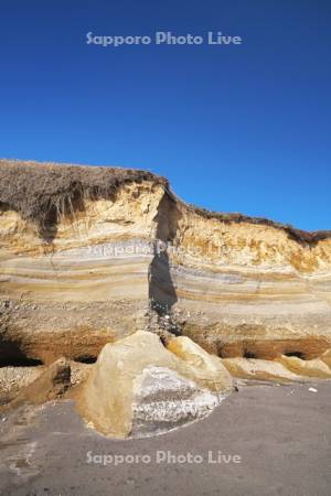 晩成海岸の断崖（断壁）と地層