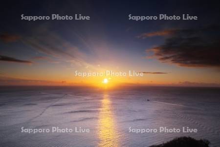 太平洋の日の出と漁船