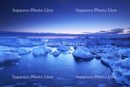 流氷岬の朝の流氷とオホーツク海
