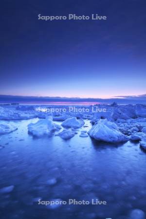 流氷岬の朝の流氷とオホーツク海