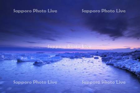 流氷岬の朝の流氷とオホーツク海