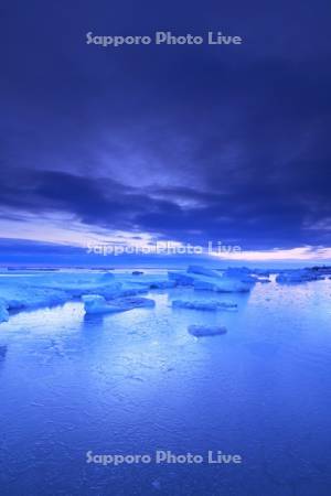 流氷岬の朝の流氷とオホーツク海