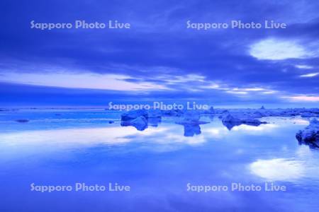 流氷岬の朝の流氷とオホーツク海