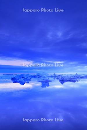 流氷岬の朝の流氷とオホーツク海