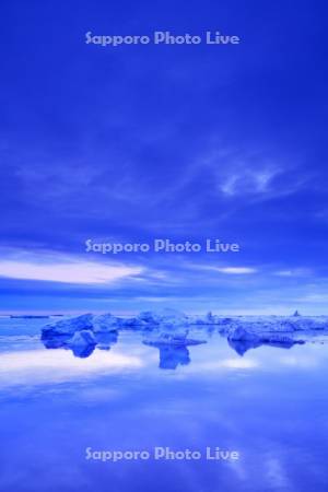 流氷岬の朝の流氷とオホーツク海