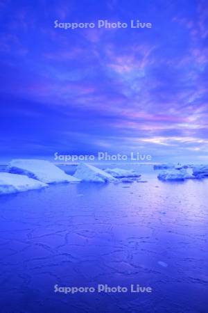 流氷岬の朝の流氷とオホーツク海