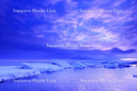 流氷岬の朝の流氷とオホーツク海
