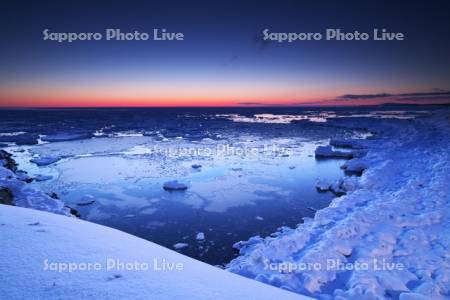 日の出岬の朝の流氷とオホーツク海