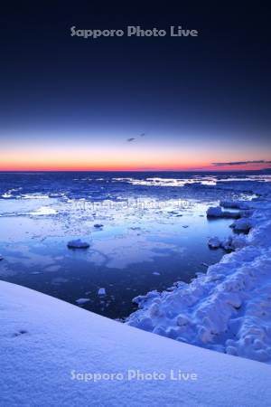 日の出岬の朝の流氷とオホーツク海