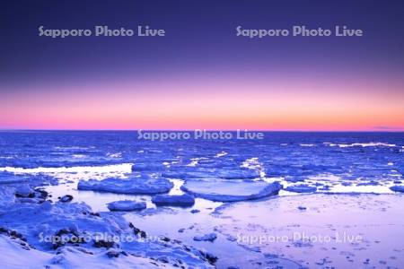日の出岬の朝の流氷とオホーツク海