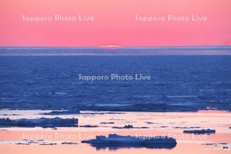 日の出岬の日の出と流氷とオホーツク海