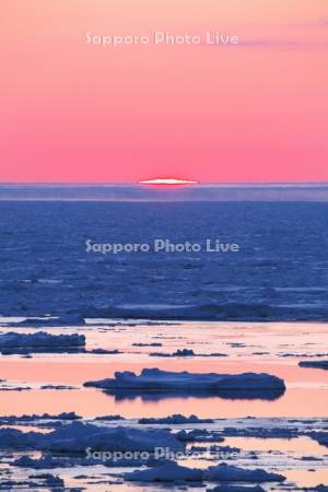 日の出岬の日の出と流氷とオホーツク海