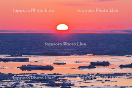 日の出岬の日の出と流氷とオホーツク海