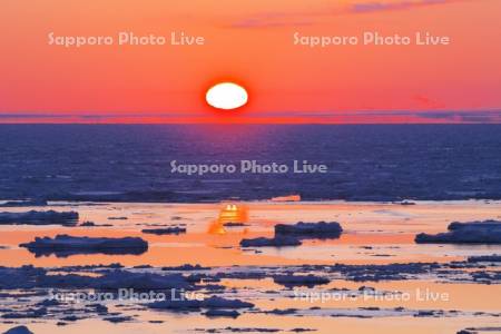 日の出岬の日の出と流氷とオホーツク海