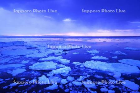 朝の流氷と根室海峡と国後島