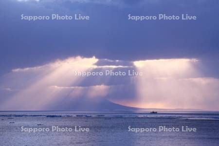 朝の斜光と国後島と流氷