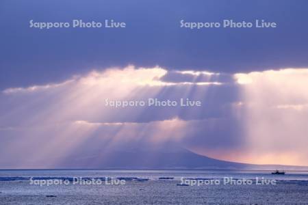 朝の斜光と国後島と流氷
