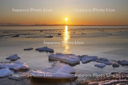 国後島の日の出と根室海峡の流氷