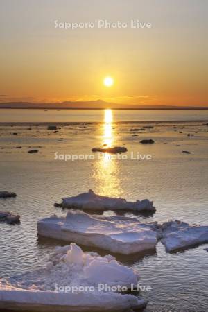 国後島の日の出と根室海峡の流氷