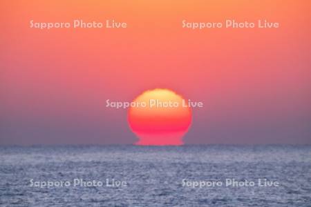 日の出（ダルマ型太陽）と太平洋
