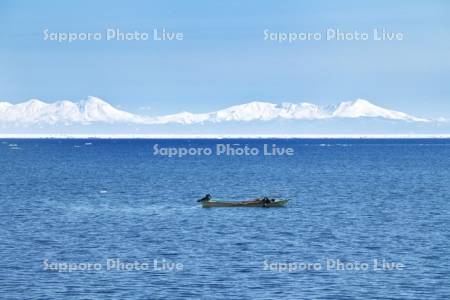 知床連山とウニ漁とオホーツク海の流氷