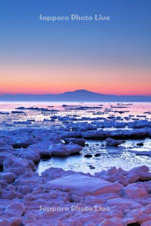 朝の流氷と海別岳