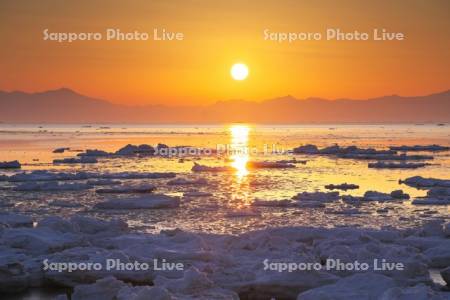 オホーツク海の日の出と流氷