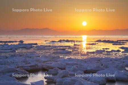 オホーツク海の日の出と流氷