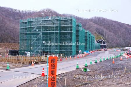 北海道新幹線の工事現場とトンネル
