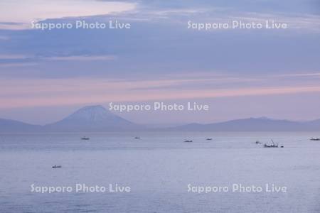 羊蹄山と朝の漁船と内浦湾（噴火湾）