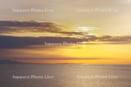 朝の漁船と内浦湾（噴火湾）