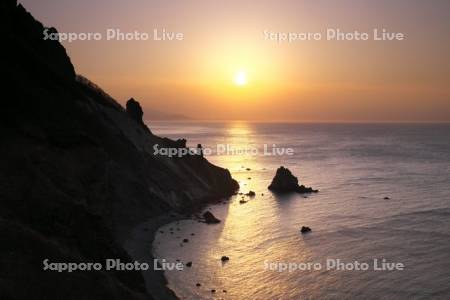 赤岩海岸の日没と日本海