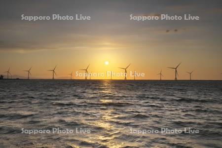 石狩湾と洋上風力発電の日没