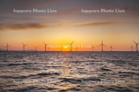 石狩湾と洋上風力発電の日没