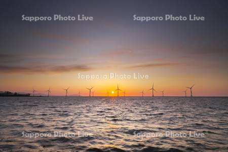 石狩湾と洋上風力発電の日没