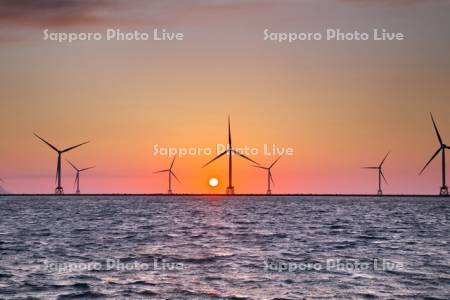 石狩湾と洋上風力発電の日没