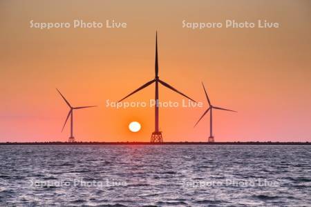 石狩湾と洋上風力発電の日没