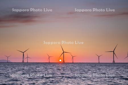 石狩湾と洋上風力発電の日没