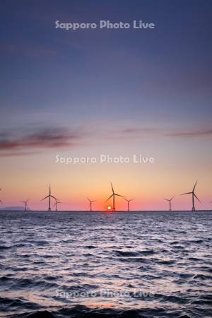 石狩湾と洋上風力発電の日没