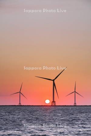 石狩湾と洋上風力発電の日没