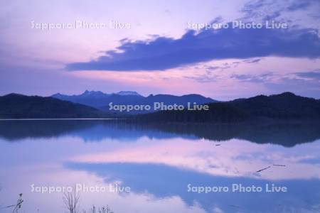 シューパロ湖と夕張山地の朝